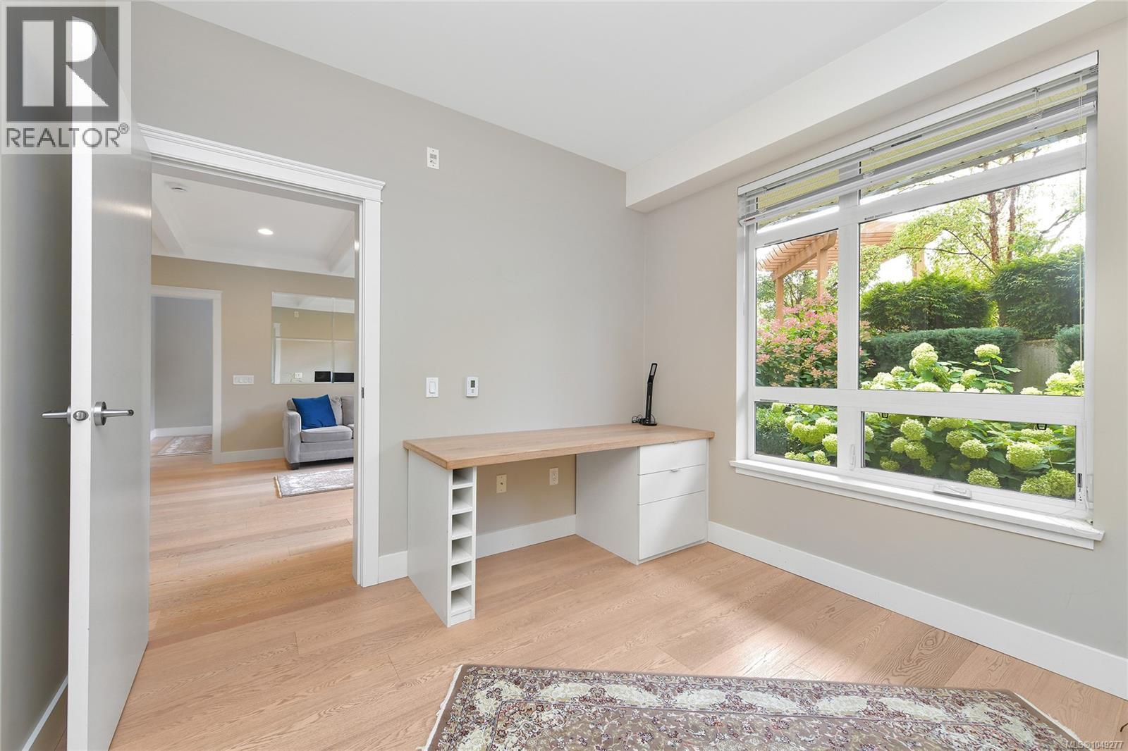 #101 935 Cloverdale Ave - 18