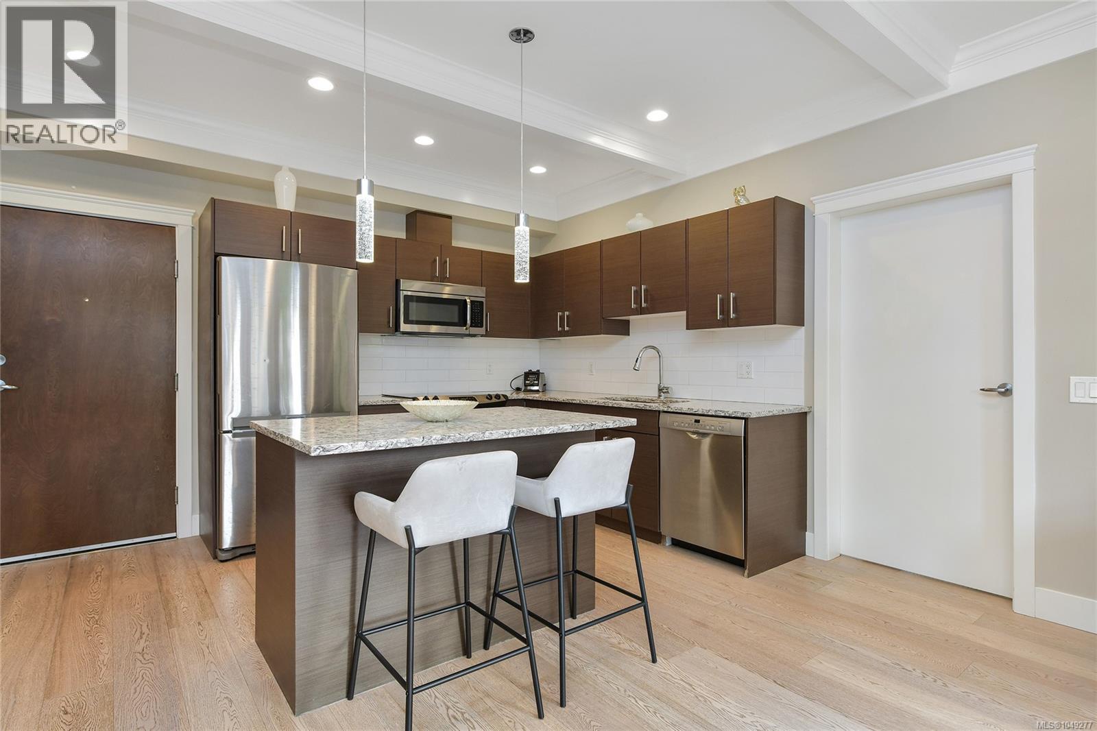 101 935 Cloverdale Avenue, Saanich