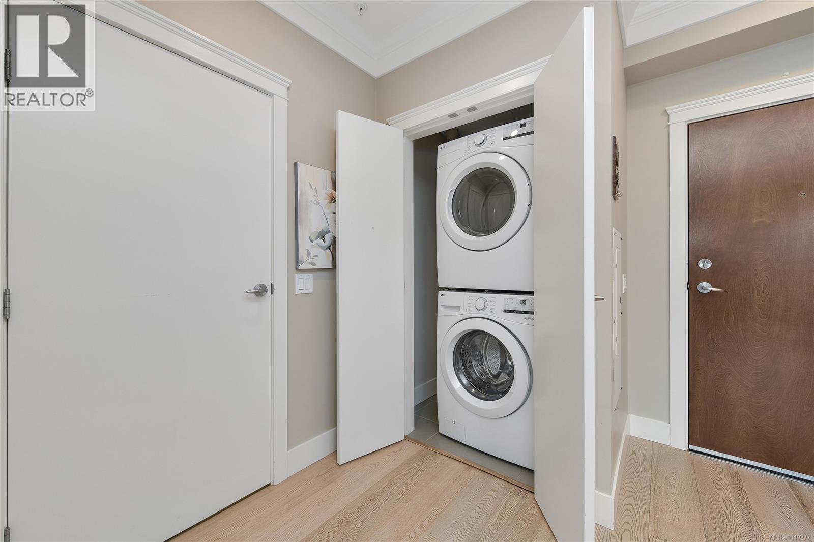 101 935 Cloverdale Avenue, Saanich