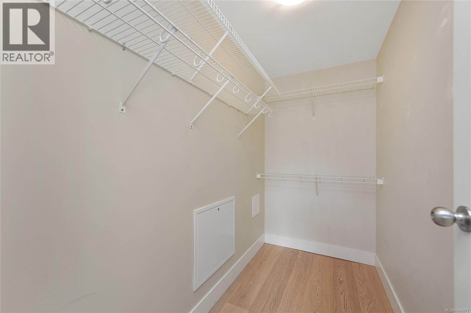 101 935 Cloverdale Avenue, Saanich