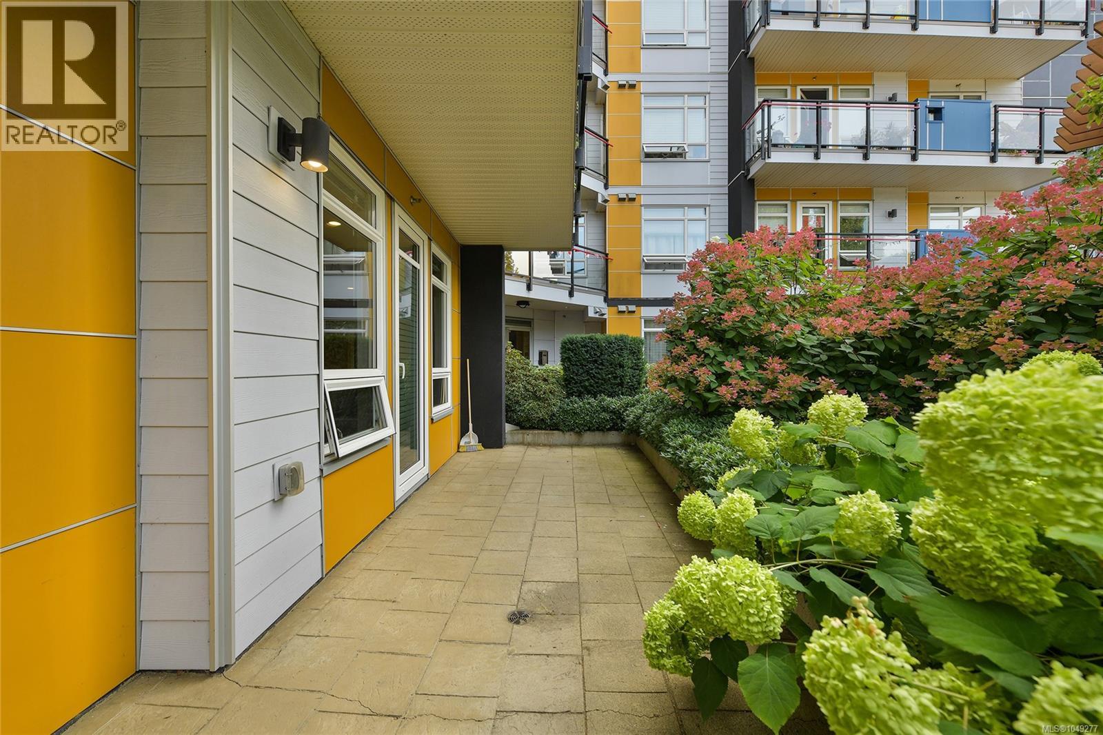 101 935 Cloverdale Avenue, Saanich