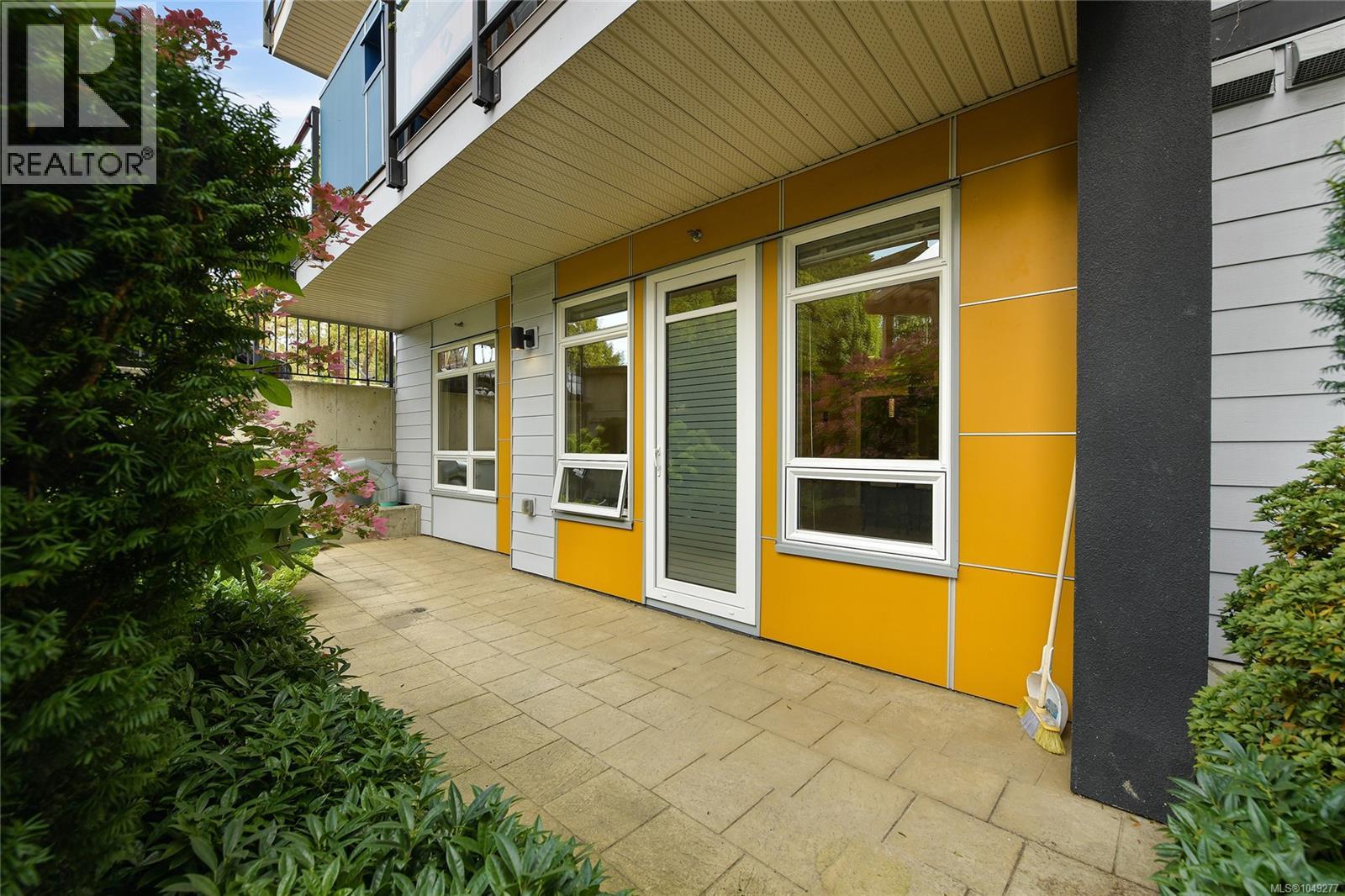 101 935 Cloverdale Avenue, Saanich