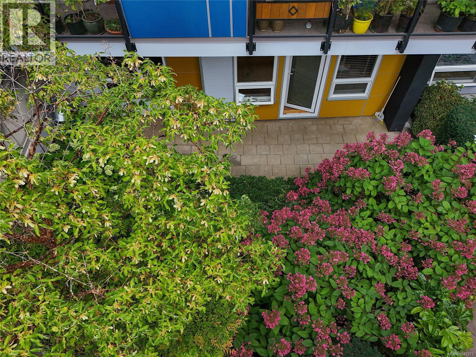 101 935 Cloverdale Avenue, Saanich