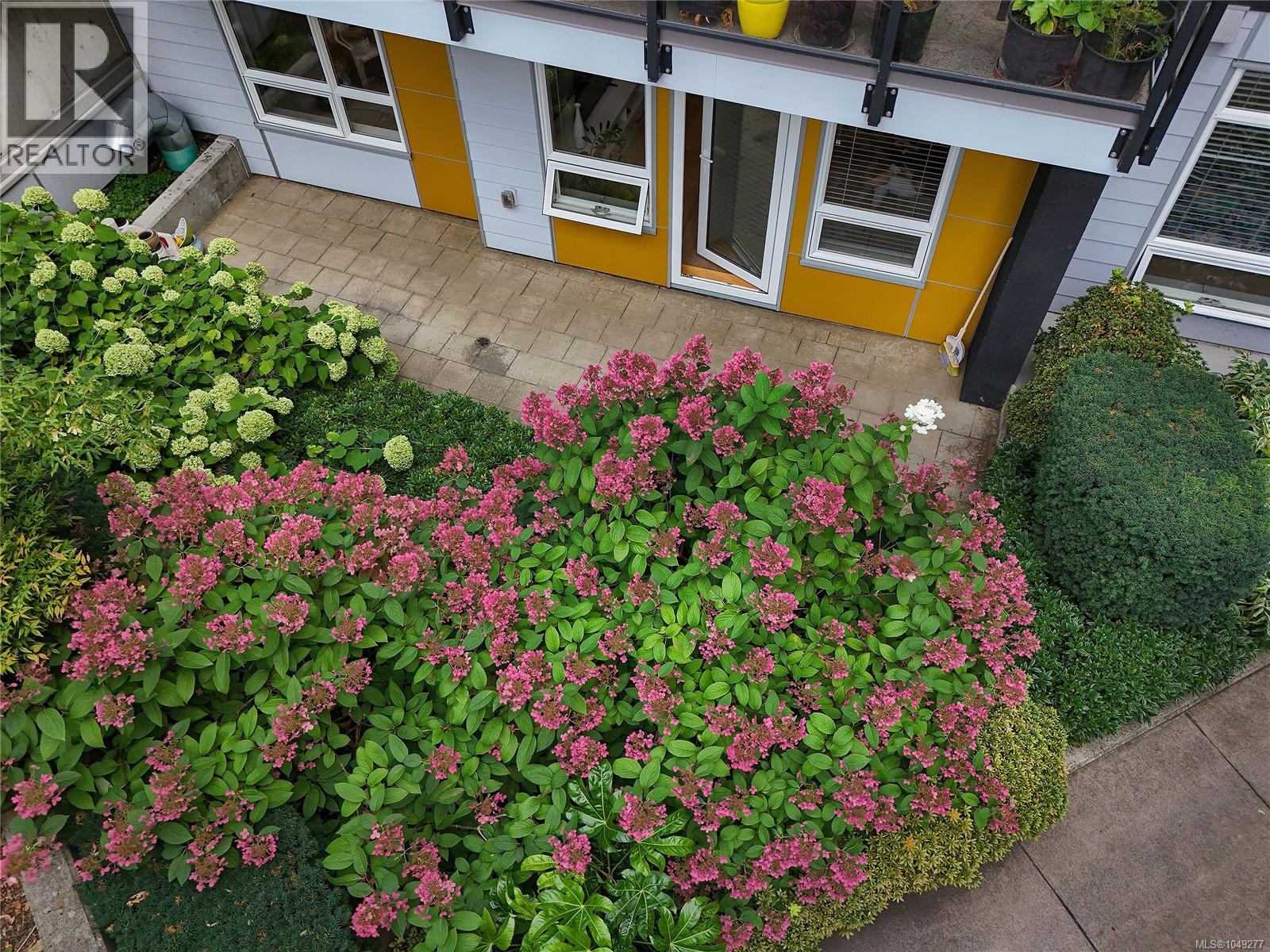 101 935 Cloverdale Avenue, Saanich