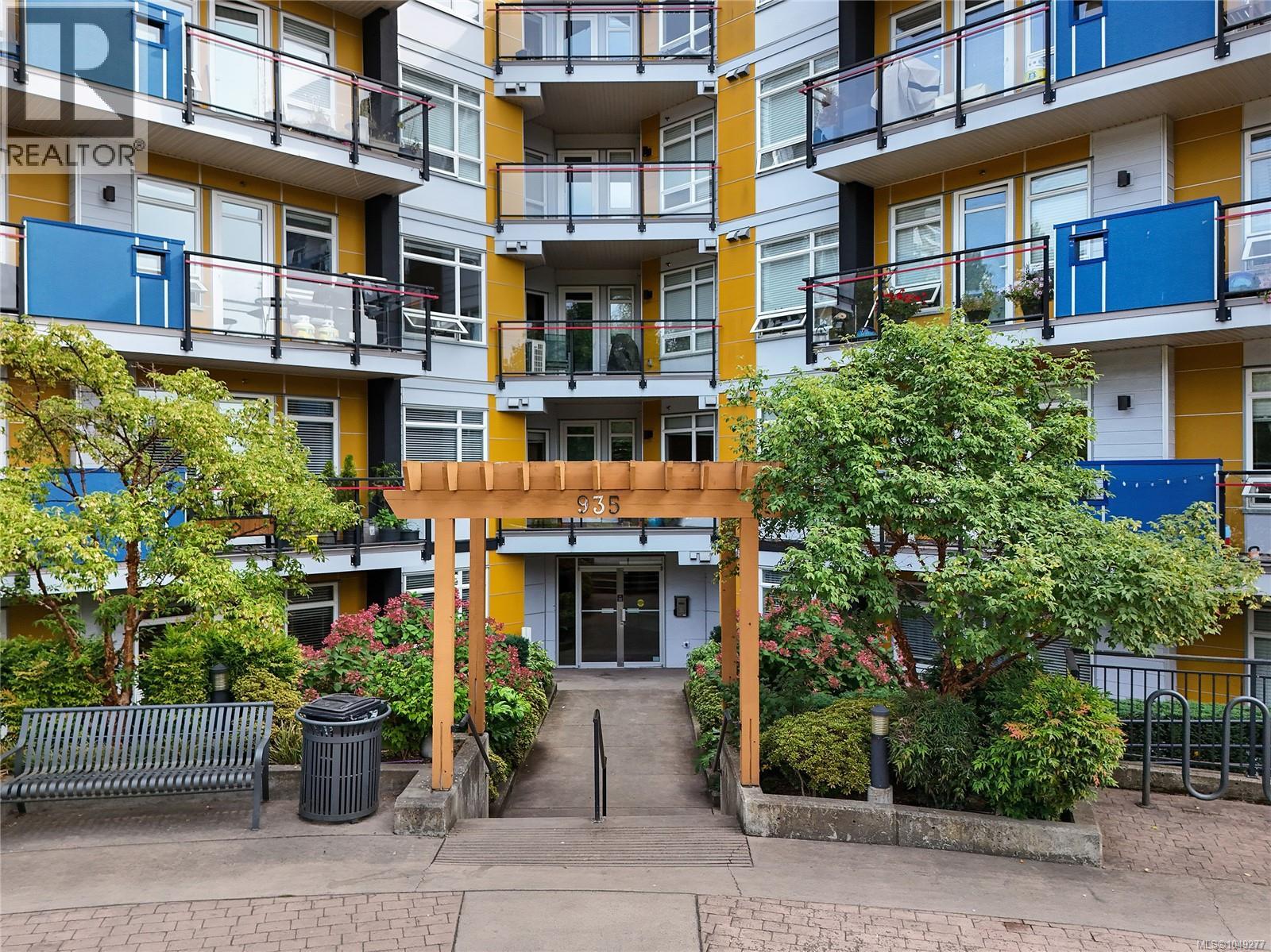 101 935 Cloverdale Avenue, Saanich