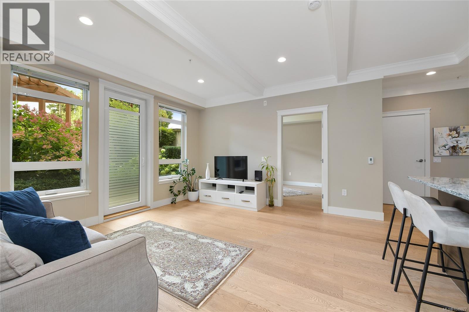 101 935 Cloverdale Avenue, Saanich