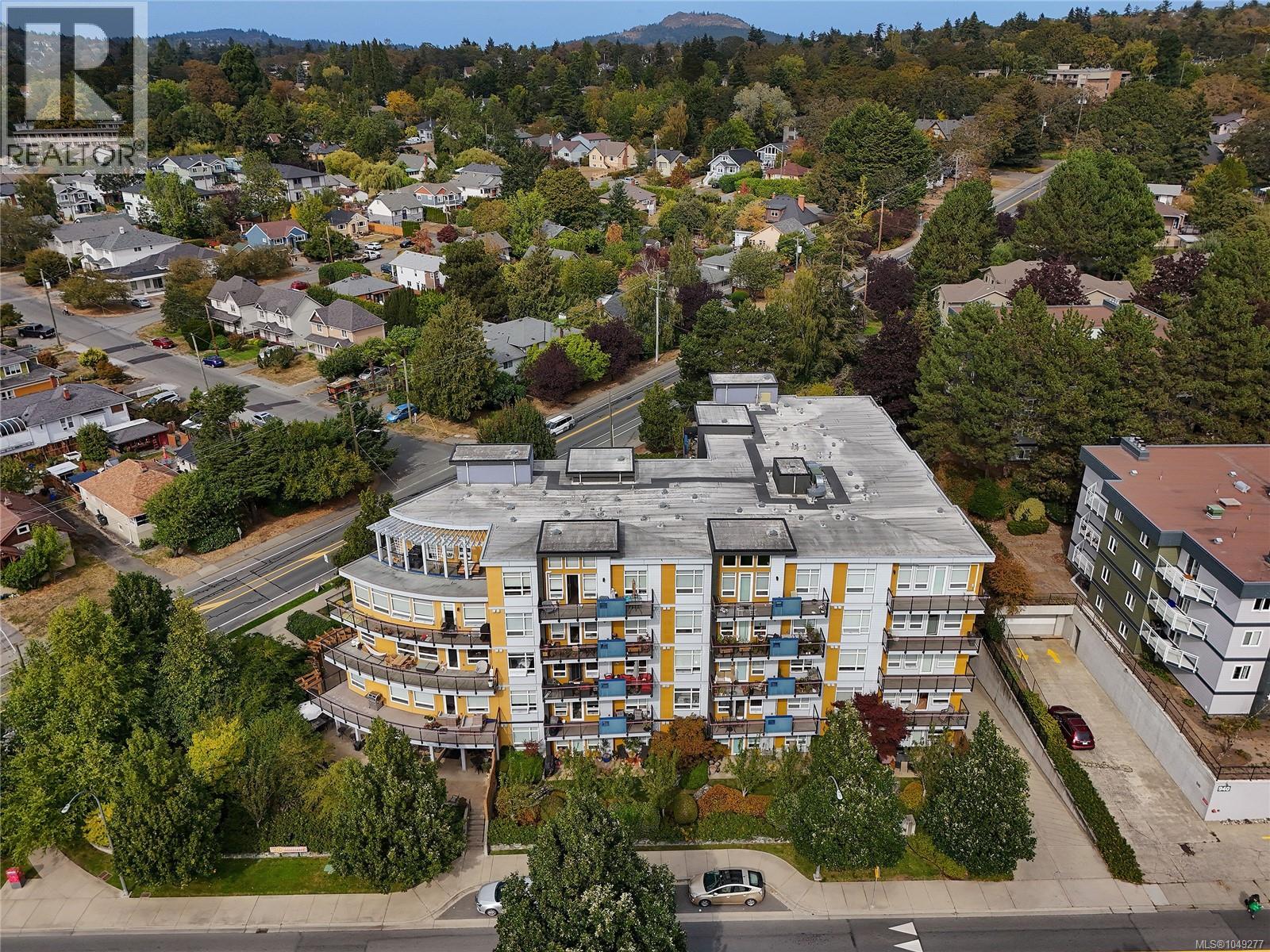 101 935 Cloverdale Avenue, Saanich