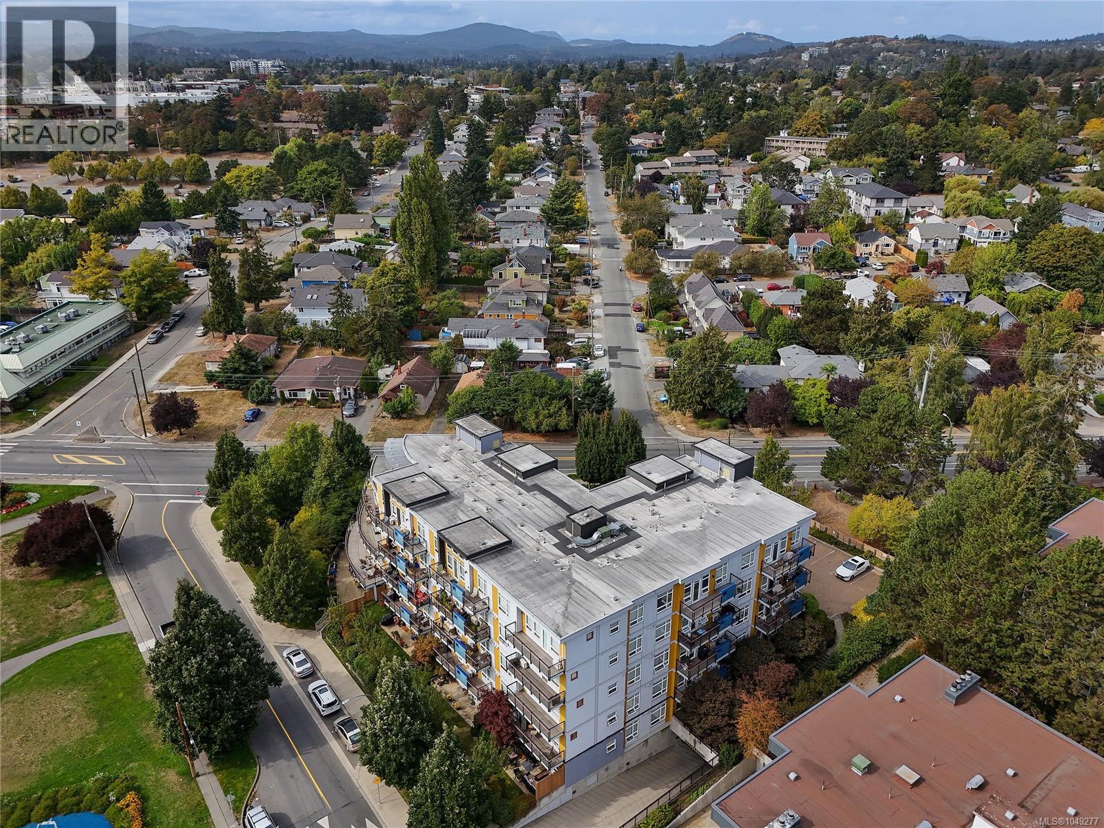 #101 935 Cloverdale Ave - 33