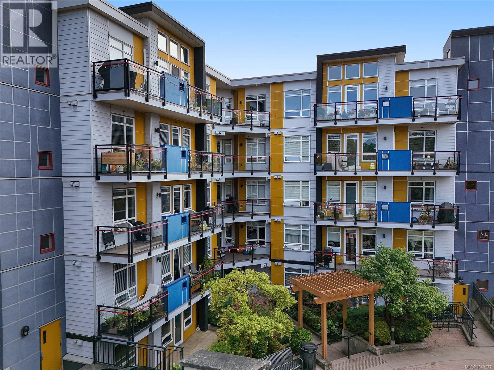 101 935 Cloverdale Avenue, Saanich