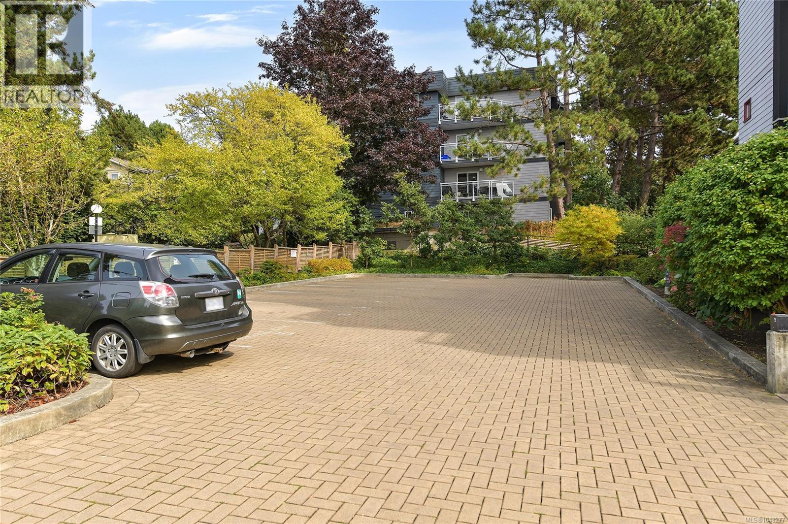 101 935 Cloverdale Avenue, Saanich
