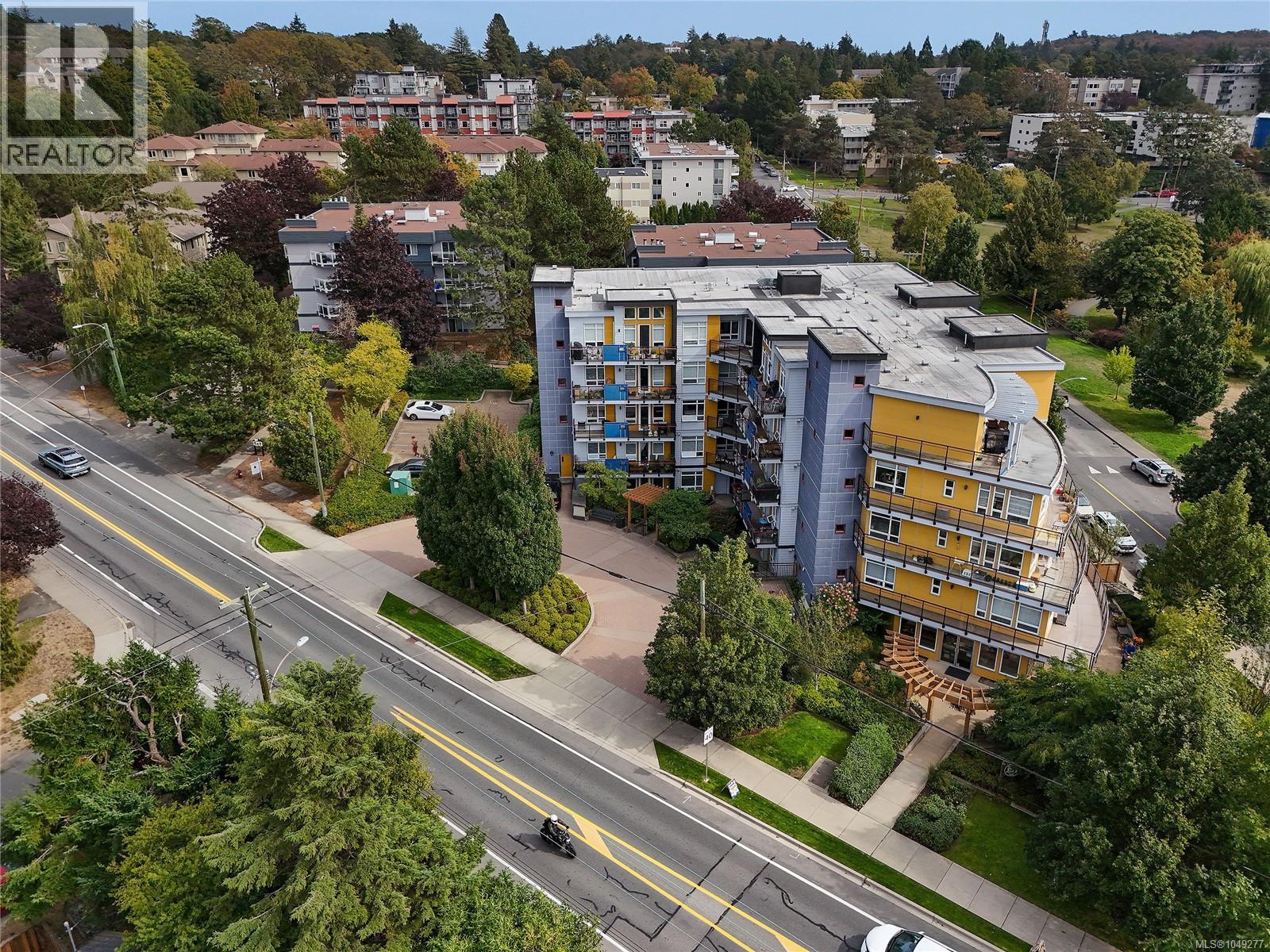 #101 935 Cloverdale Ave - 37