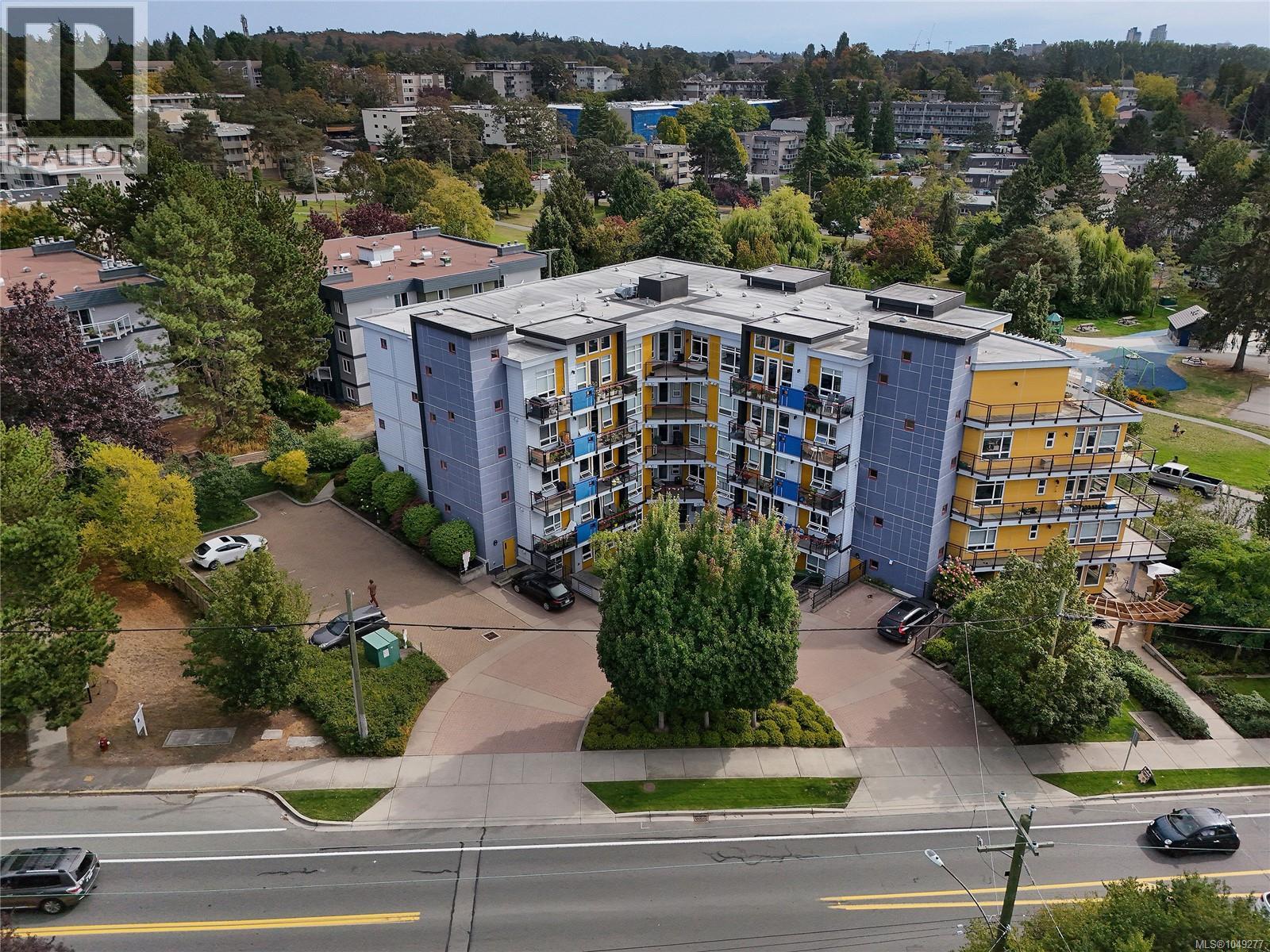 101 935 Cloverdale Avenue, Saanich