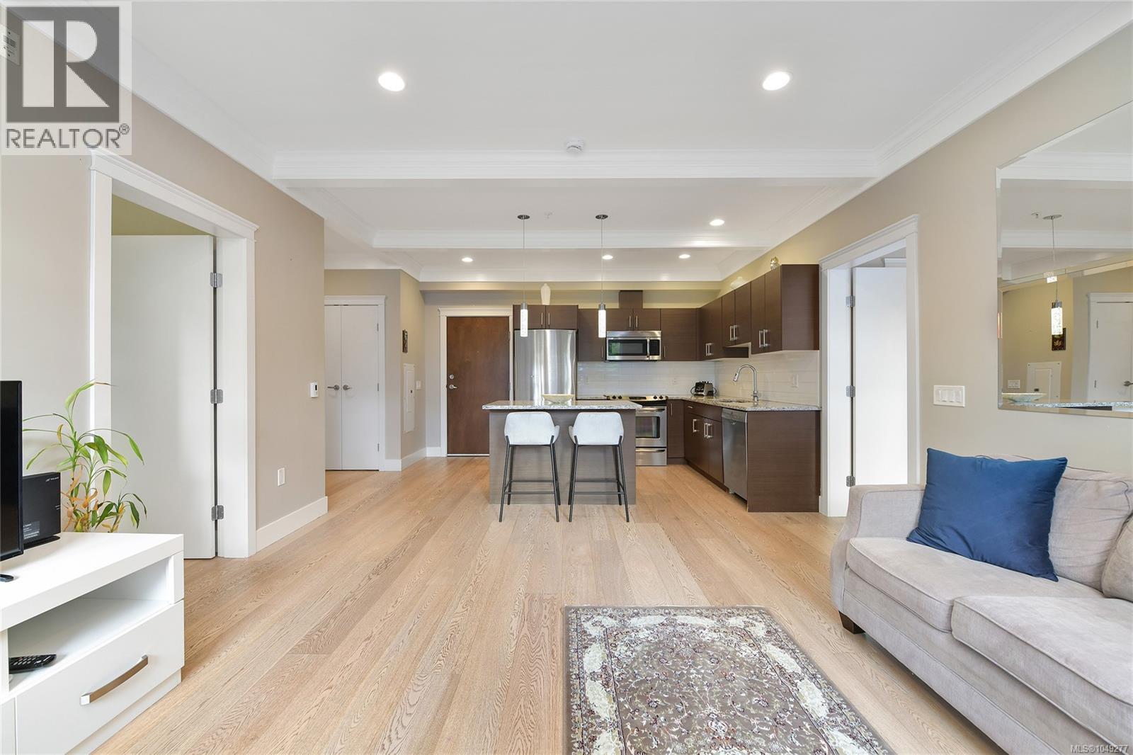 101 935 Cloverdale Avenue, Saanich