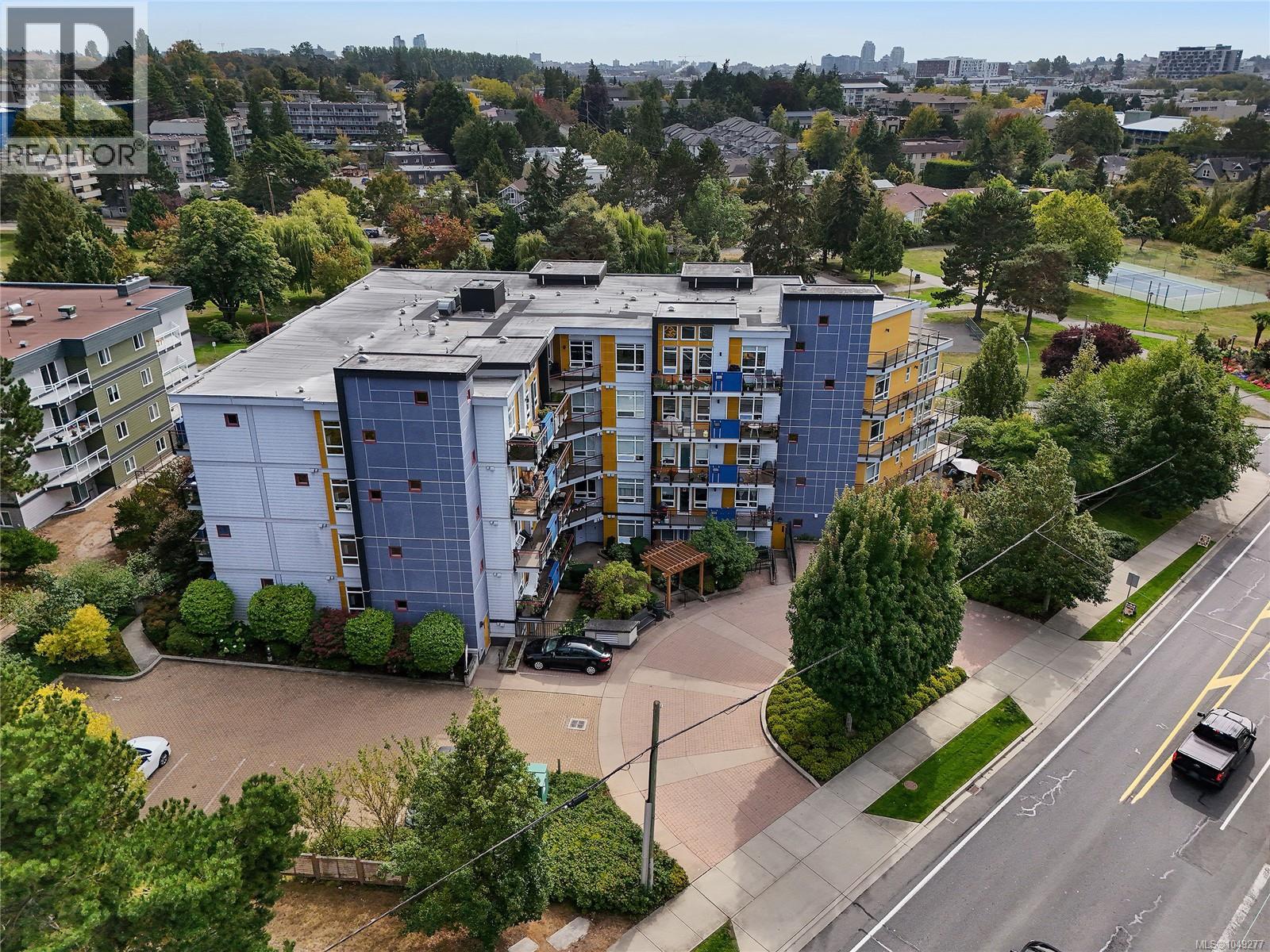 101 935 Cloverdale Avenue, Saanich