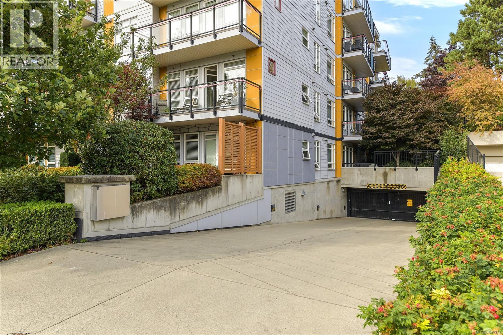 101 935 Cloverdale Avenue, Saanich