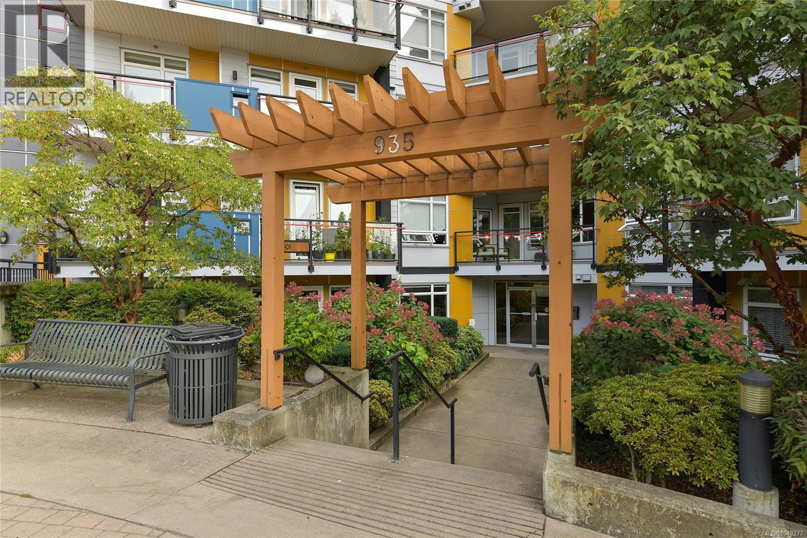 101 935 Cloverdale Avenue, Saanich