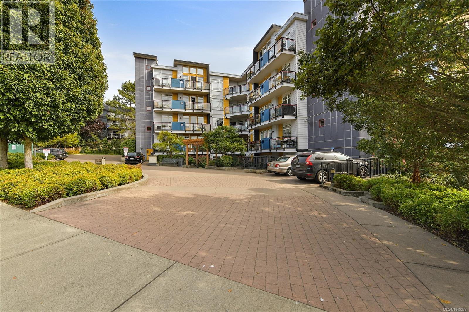 101 935 Cloverdale Avenue, Saanich