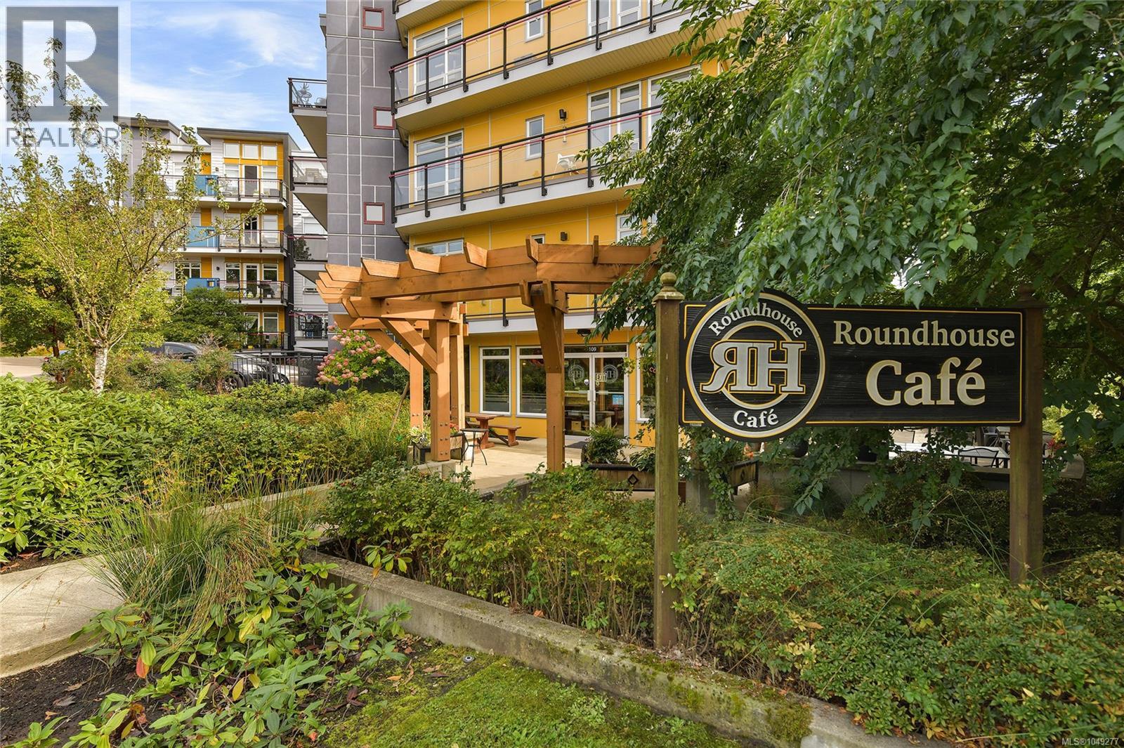 #101 935 Cloverdale Ave - 45