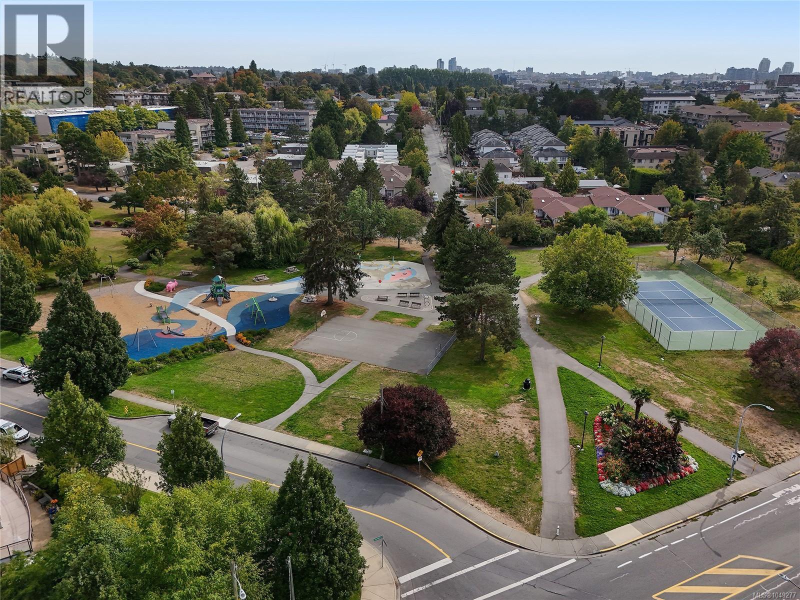 101 935 Cloverdale Avenue, Saanich
