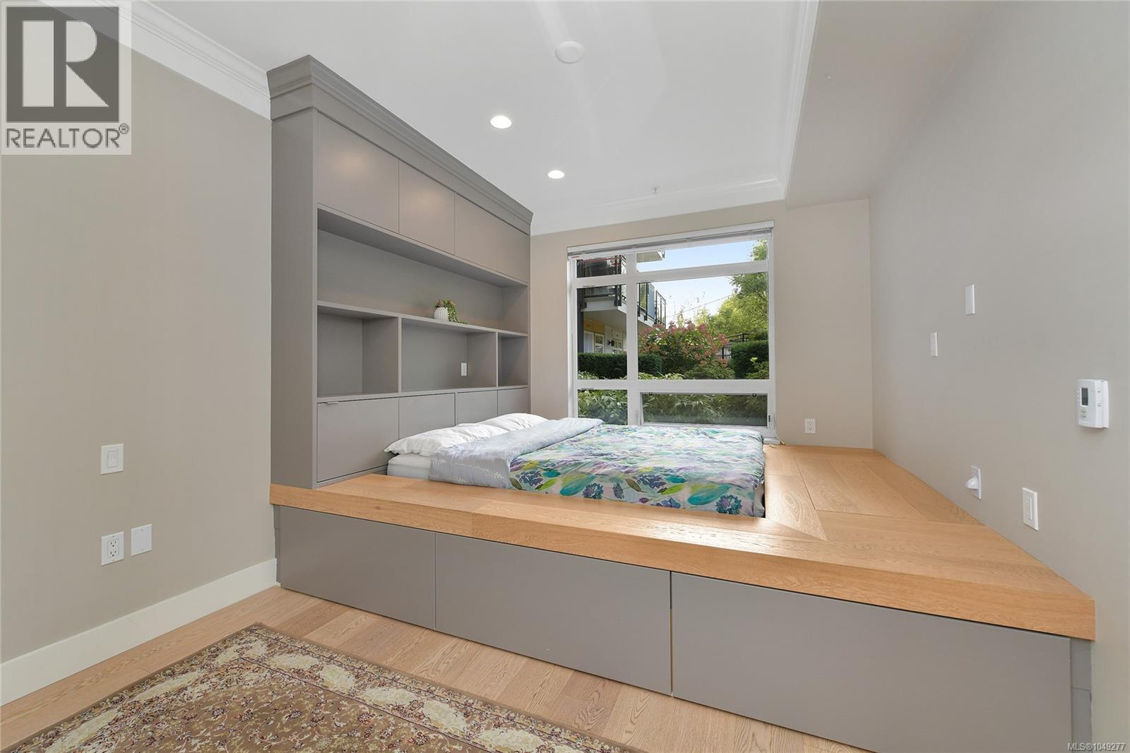 101 935 Cloverdale Avenue, Saanich