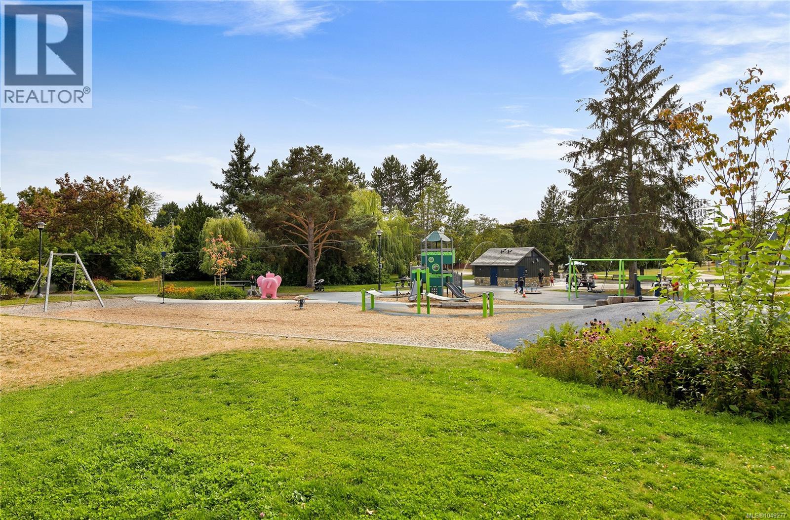 101 935 Cloverdale Avenue, Saanich