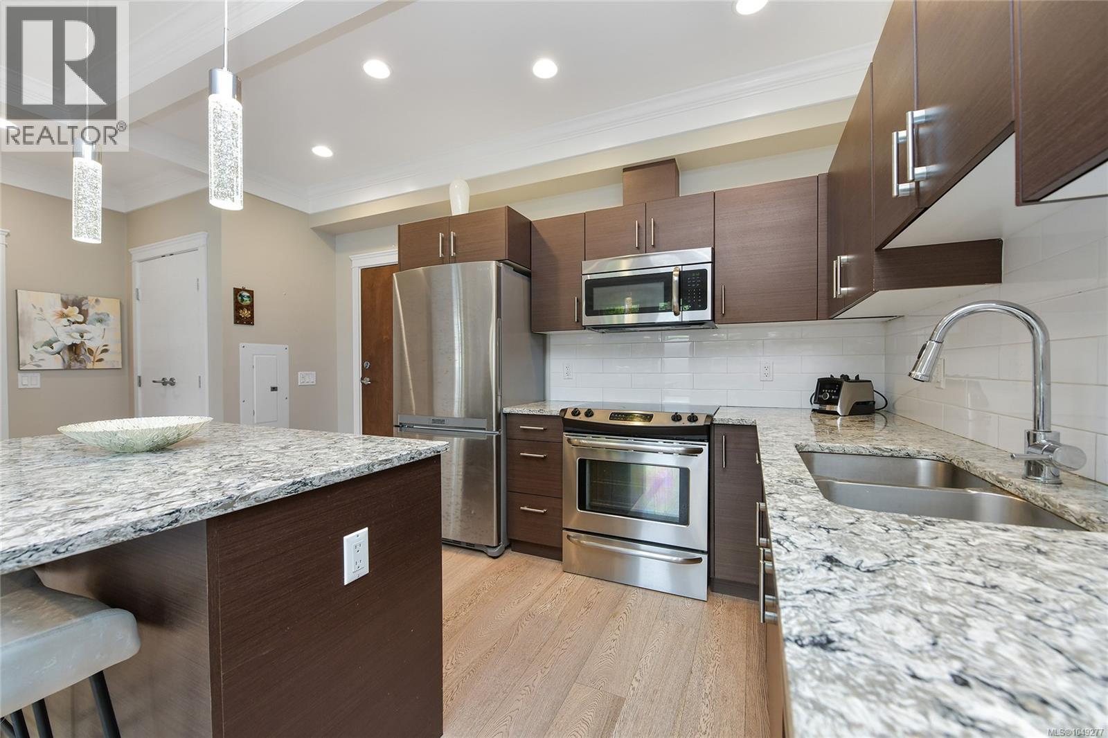 101 935 Cloverdale Avenue, Saanich