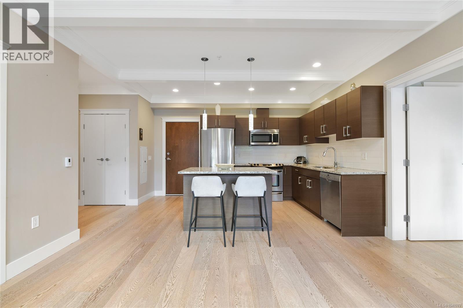 101 935 Cloverdale Avenue, Saanich