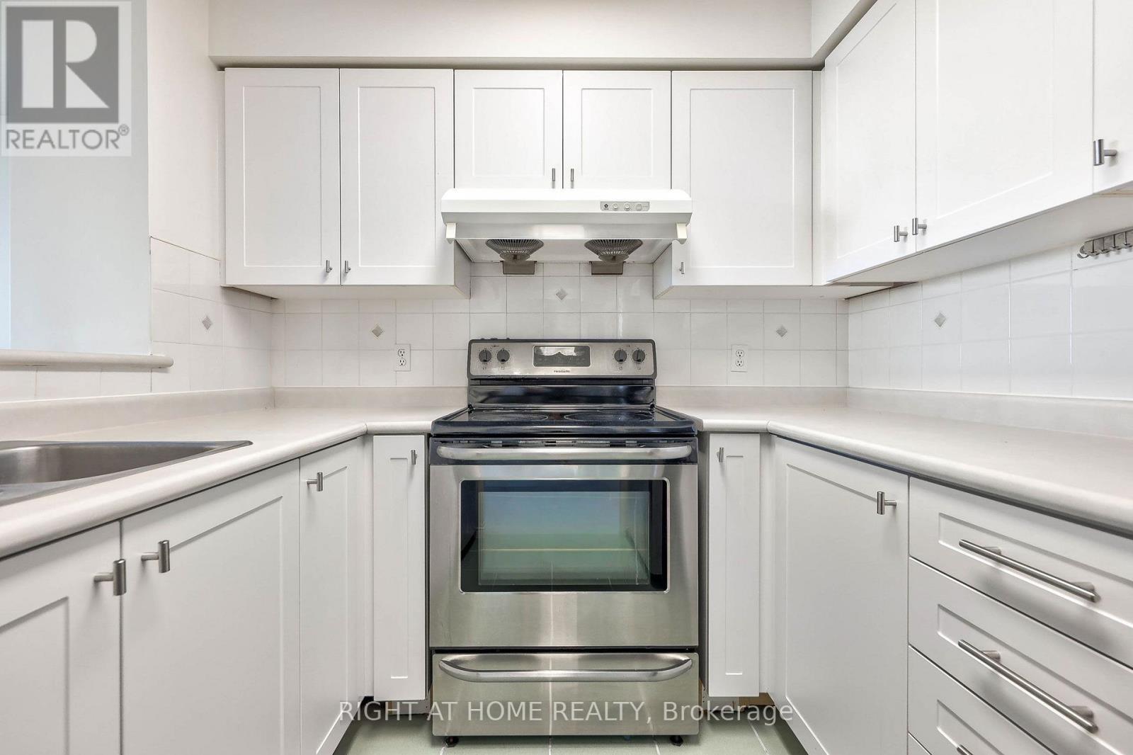 #706 28 PEMBERTON AVENUE - 10