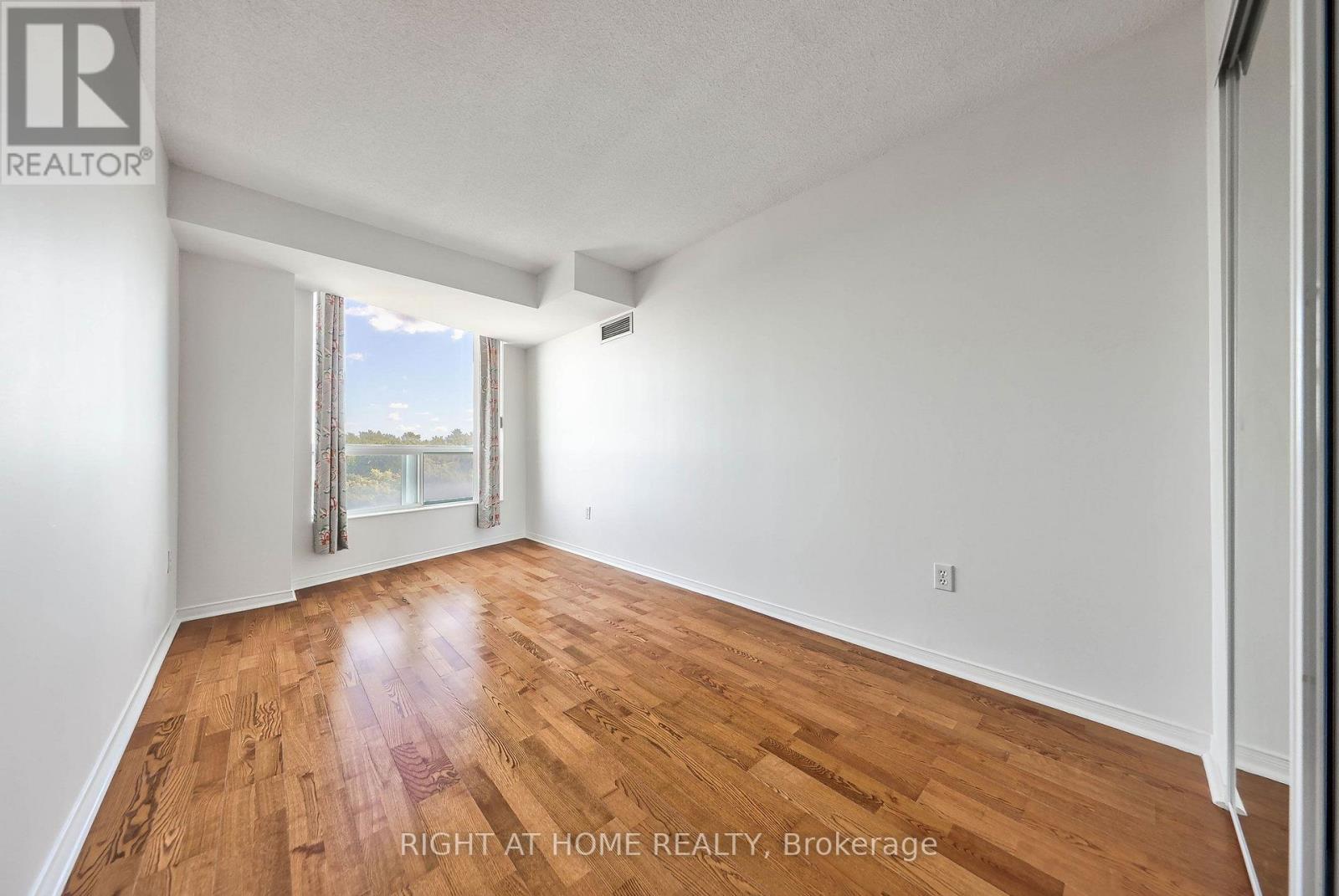 #706 28 PEMBERTON AVENUE - 25