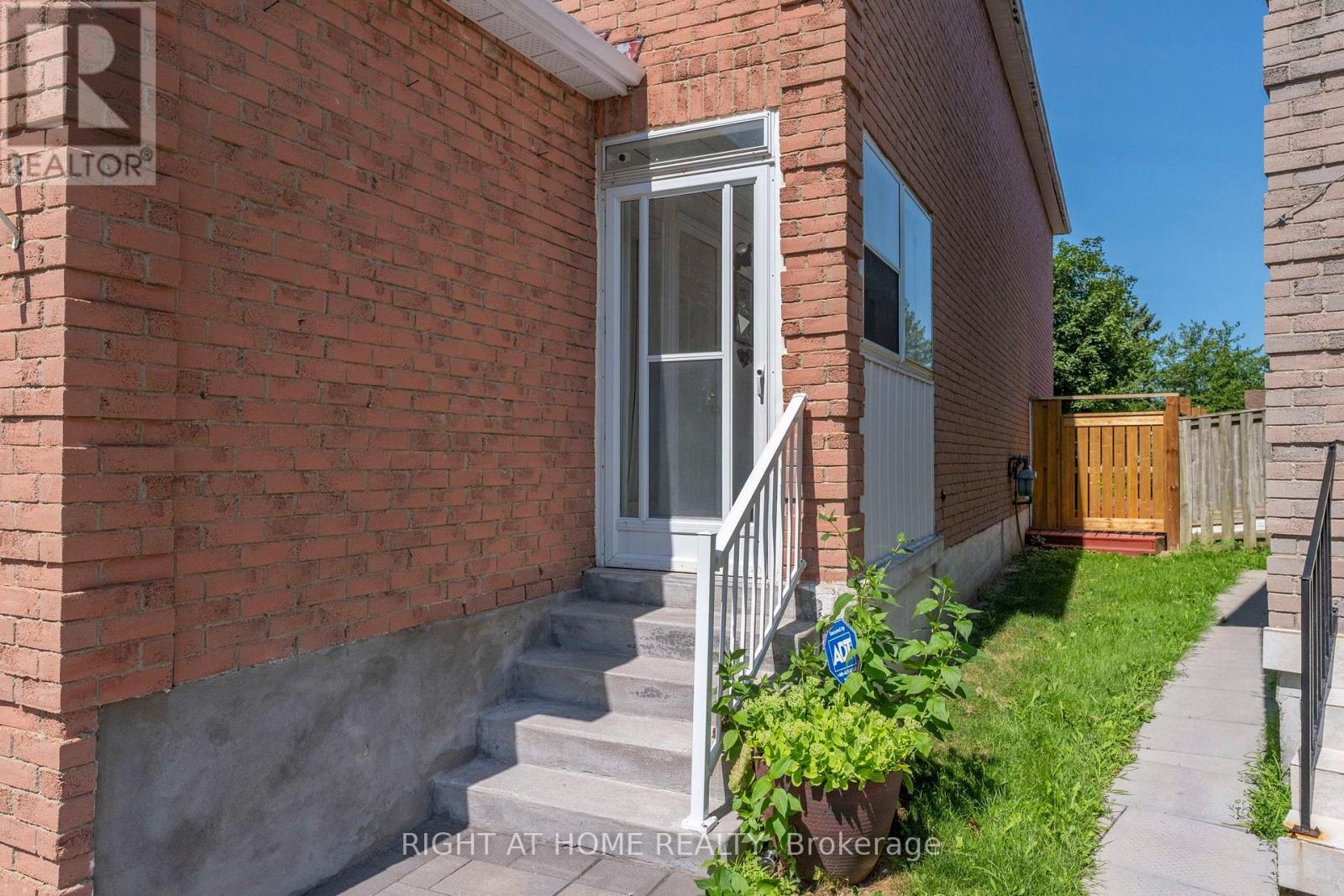 87 WILLIAM HONEY CRESCENT - 2