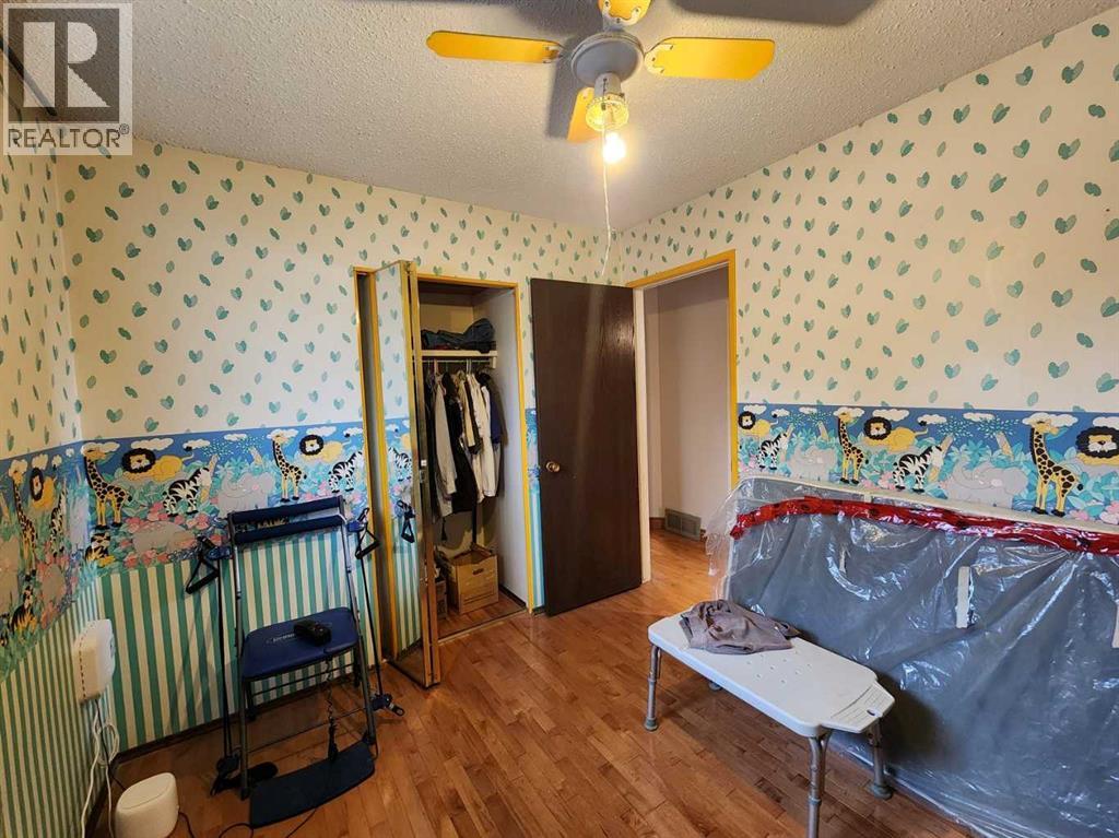 8329 Centre Street NW - 13