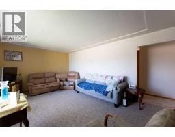 Living room - 1114 11 Avenue N, Lethbridge, AB T1H1M7 Photo 6