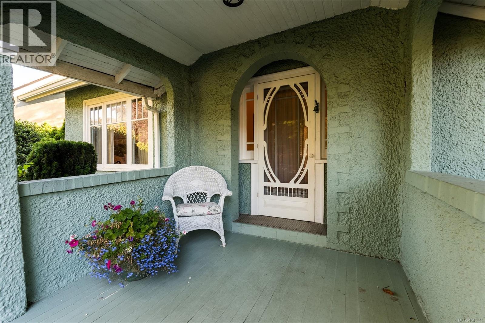  817 St. Patrick Street, Oak Bay