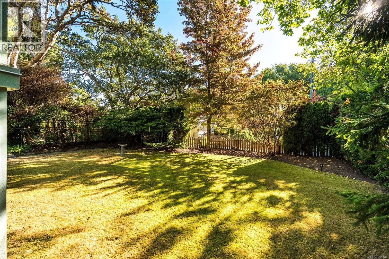  817 St. Patrick Street, Oak Bay