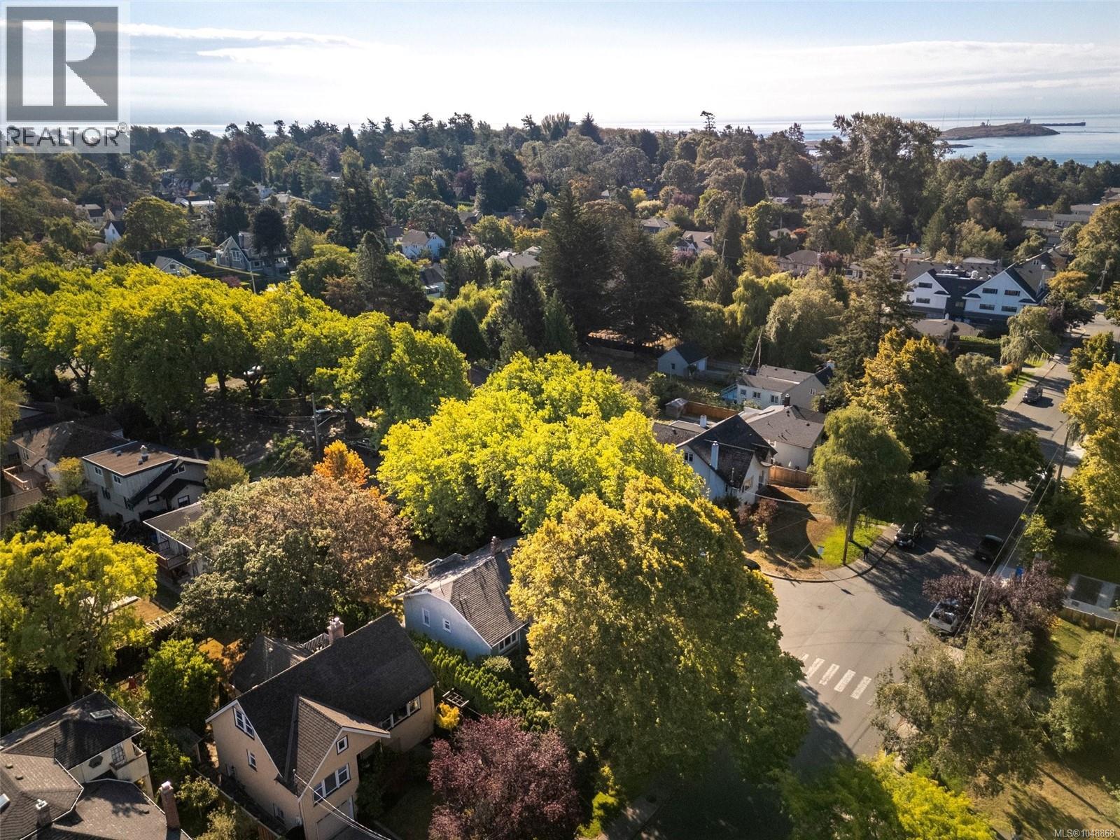  817 St. Patrick Street, Oak Bay