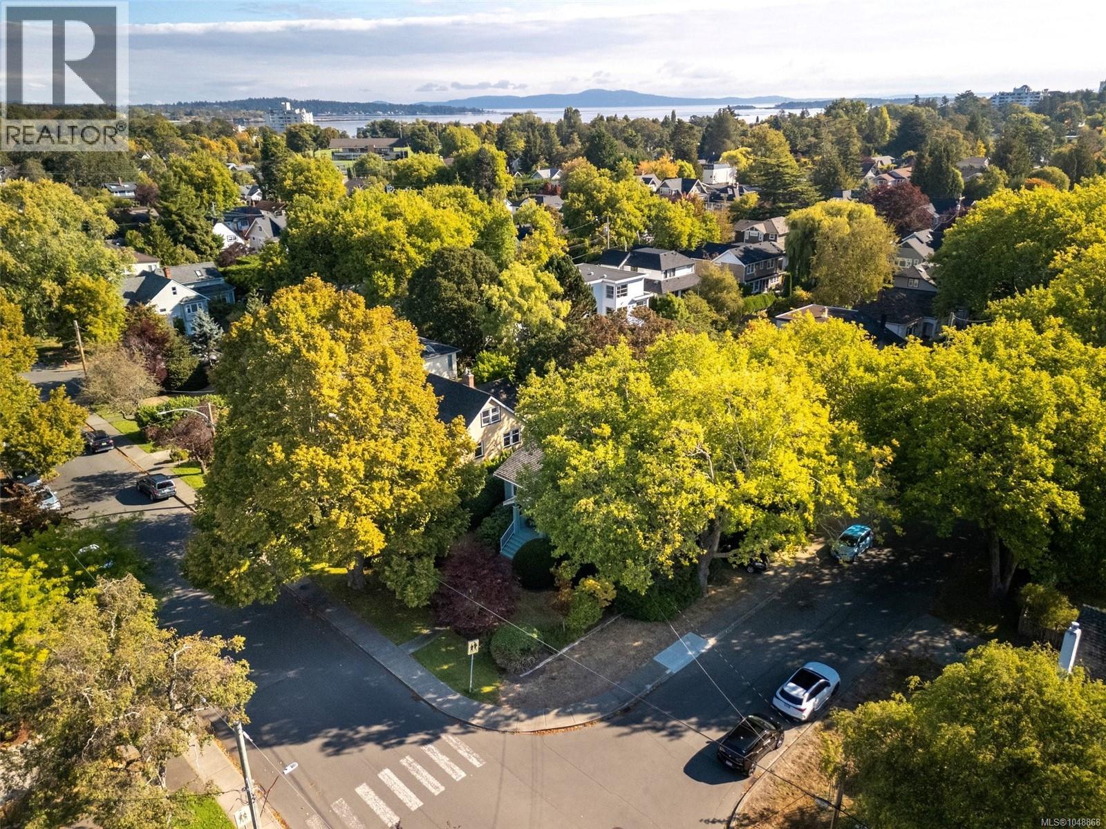  817 St. Patrick Street, Oak Bay