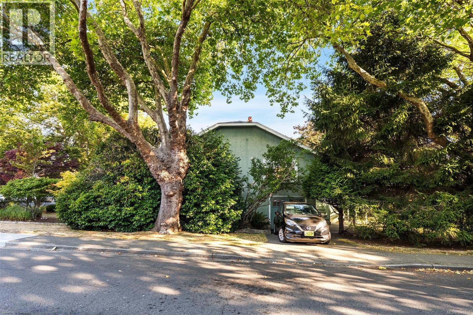  817 St. Patrick Street, Oak Bay