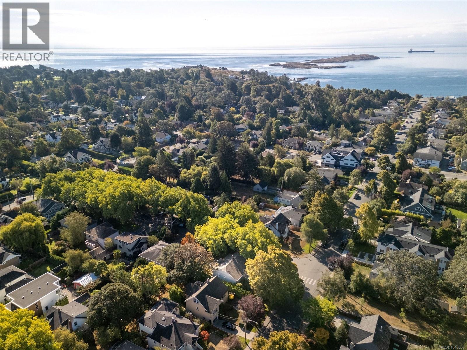  817 St. Patrick Street, Oak Bay