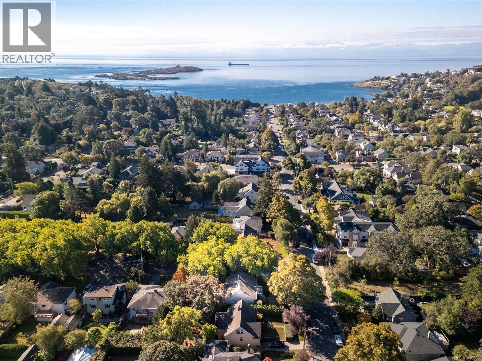  817 St. Patrick Street, Oak Bay