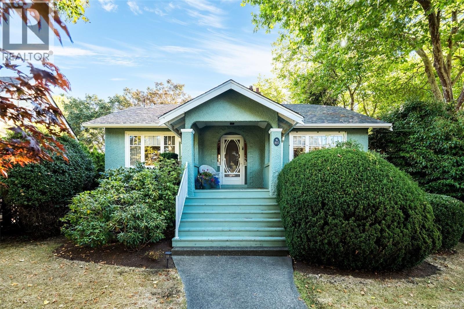  817 St. Patrick Street, Oak Bay