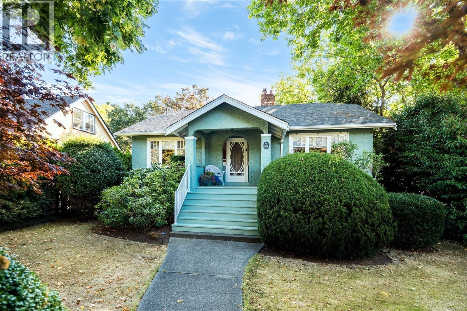  817 St. Patrick Street, Oak Bay
