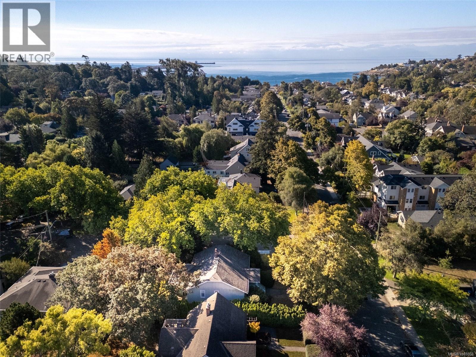  817 St. Patrick Street, Oak Bay