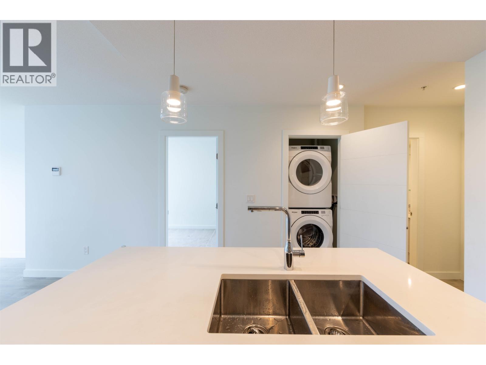 203 108 E 8TH STREET, North Vancouver