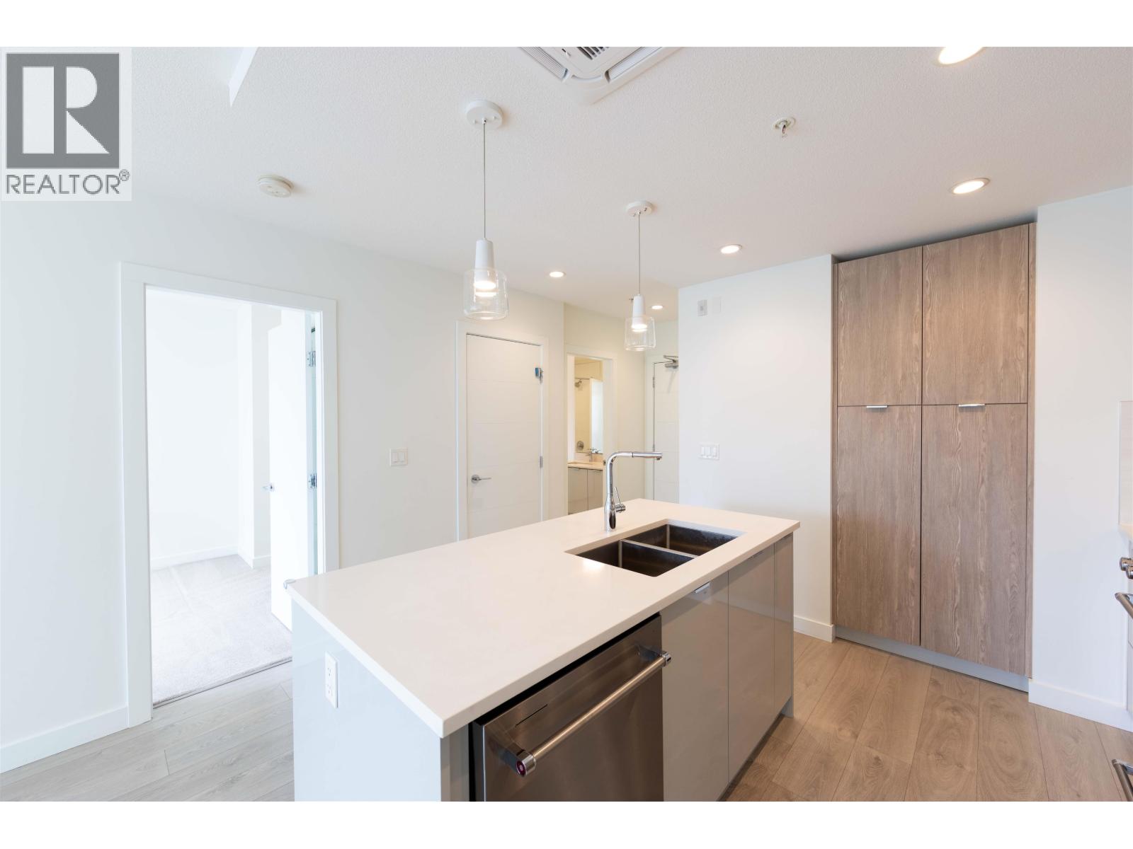 203 108 E 8TH STREET, North Vancouver