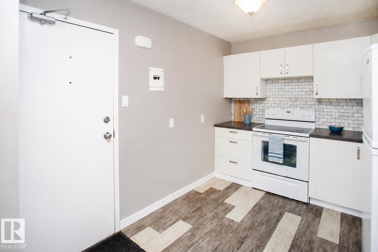 #8 15431 93 AV NW - 8