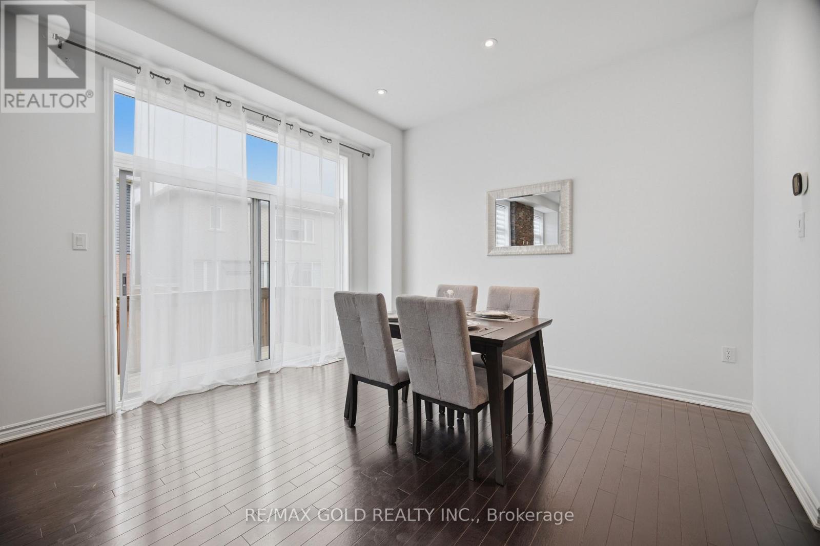 526 KENNEDY CIRCLE W - 19