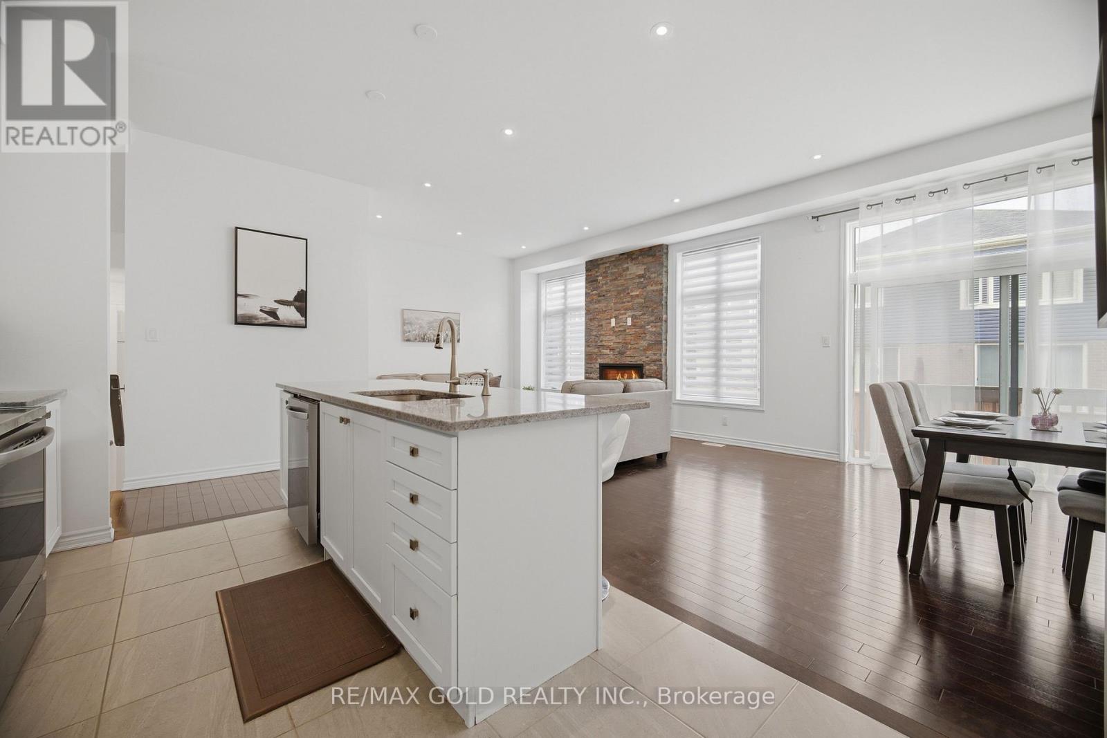 526 KENNEDY CIRCLE W - 18