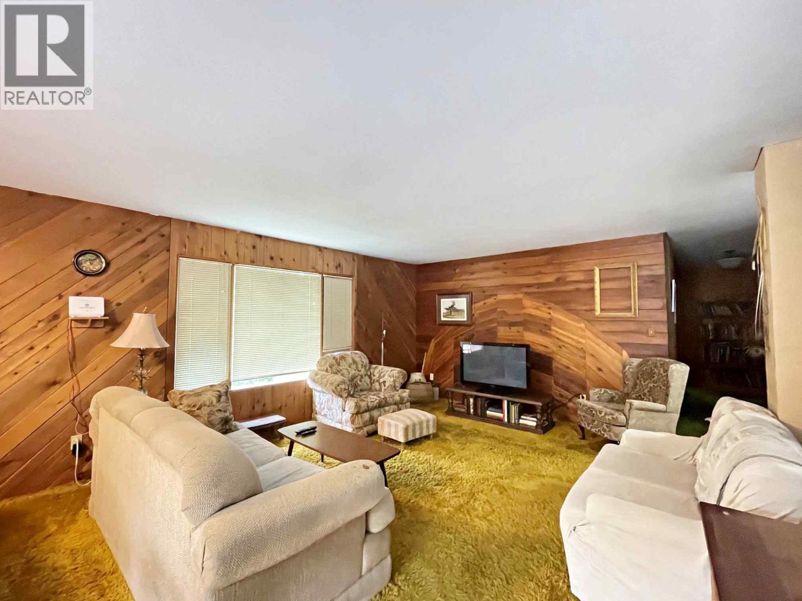 3360 Yellowhead Highway, Clearwater