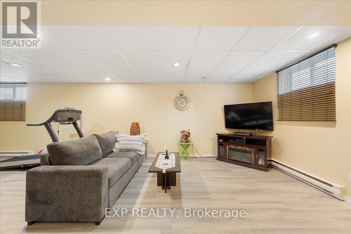 213 LONGUEUIL STREET - 34