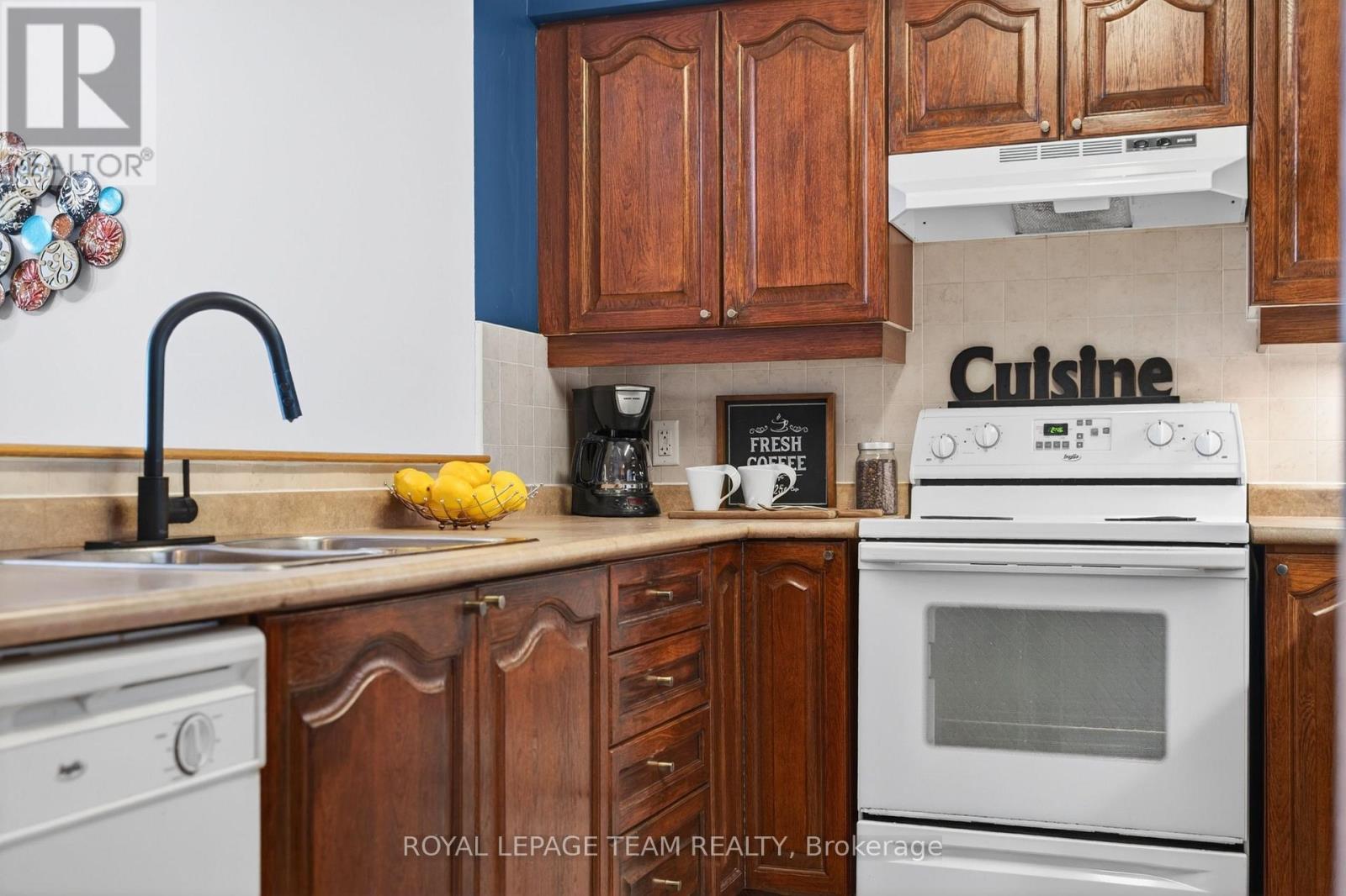 811 – 120 GRANT CARMAN DRIVE, Ottawa. Luxury613. By Peter Sagos - Image 12